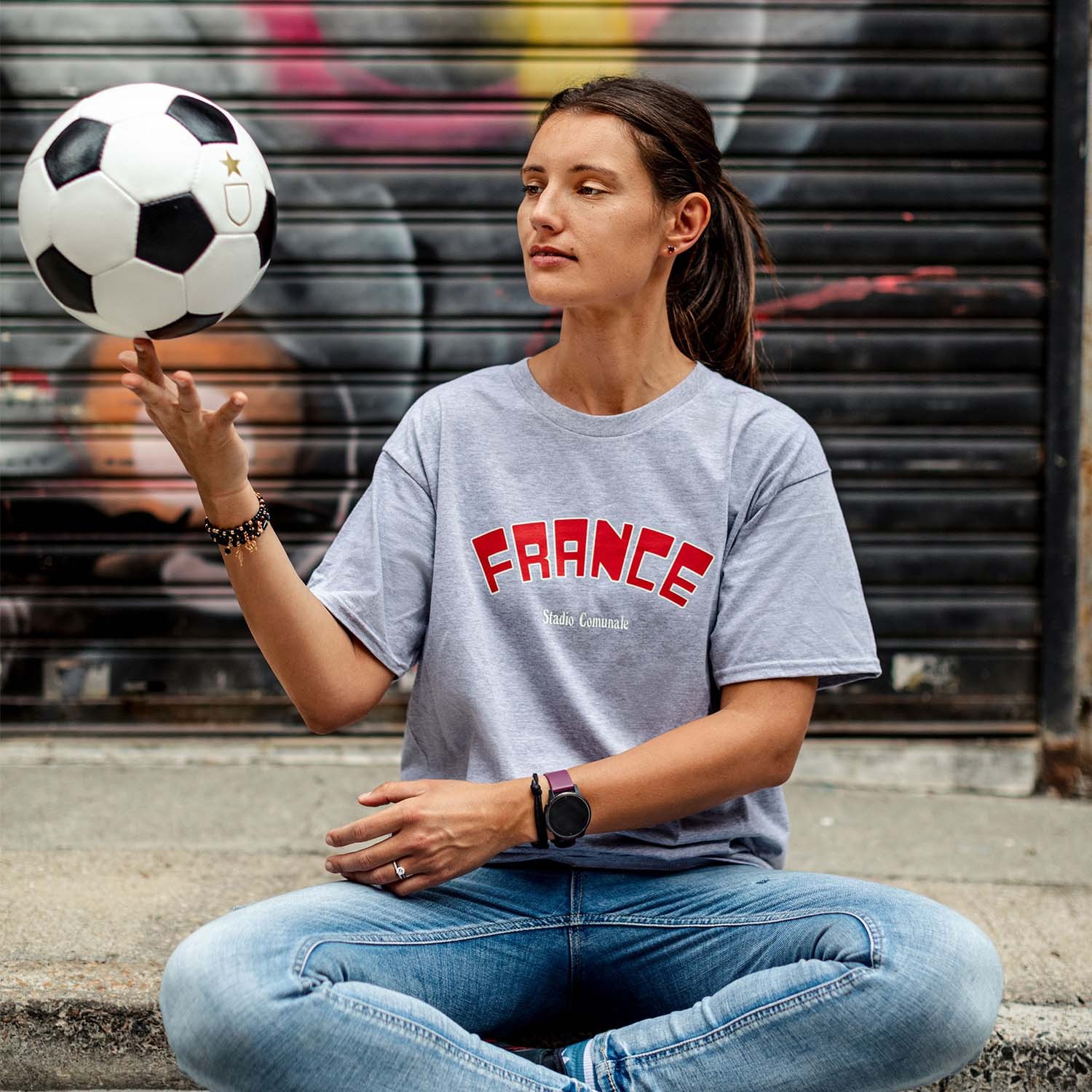 T-shirt gris chine, France imprime en rouge. T-shirt France football classique.