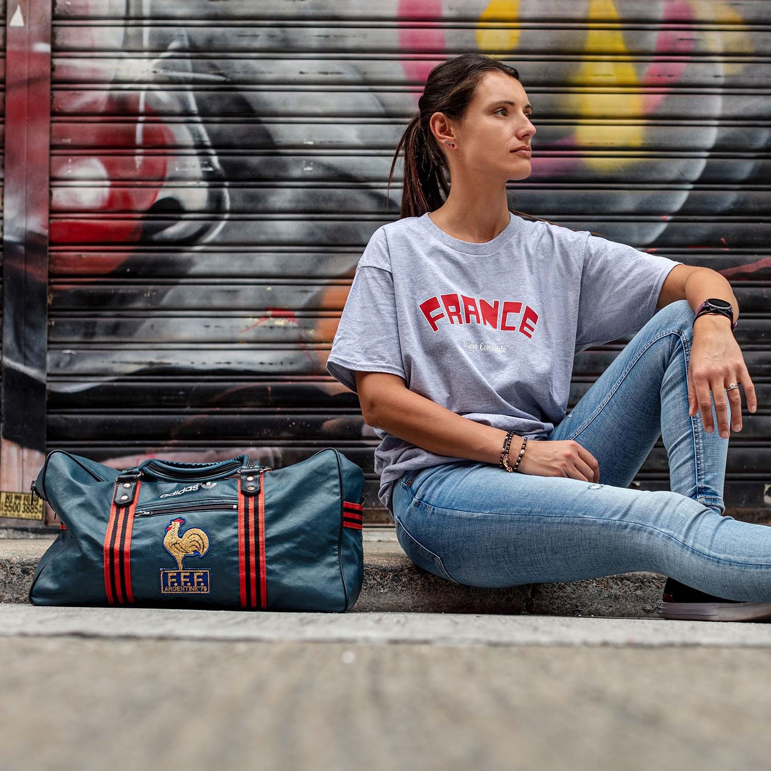 T-shirt gris chine, France imprime en rouge. T-shirt France football classique. Sac vintage FFF